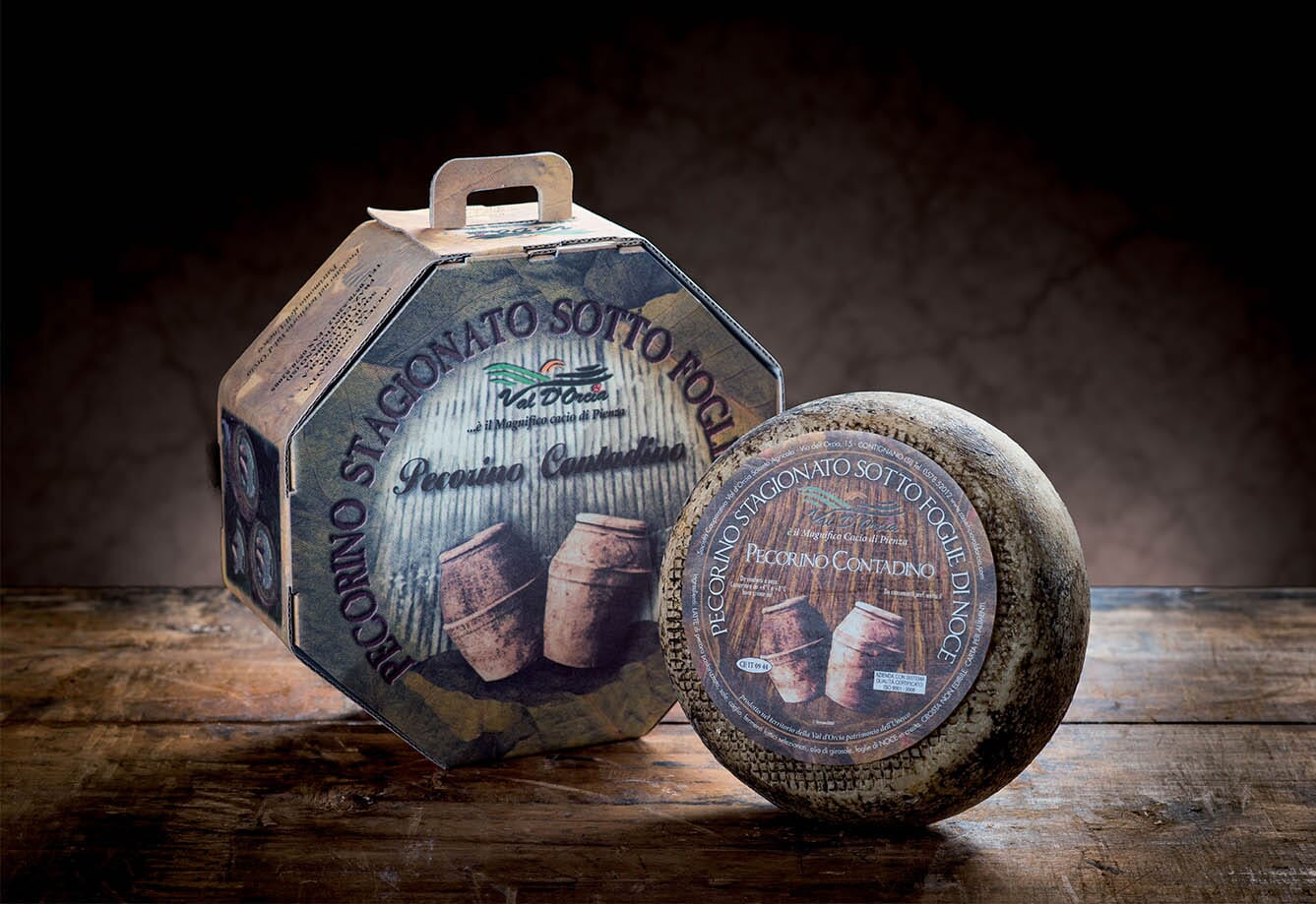 formaggio_0004_04-confezione-pecorino-stagionato-foglie-noce.jpg